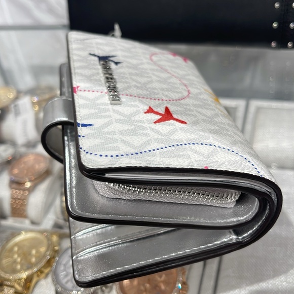 ХMichael Kors Medium Saffiano Leather Bifold Wallet 
Optic White Aeroplane
NWT - Picture 8 of 16